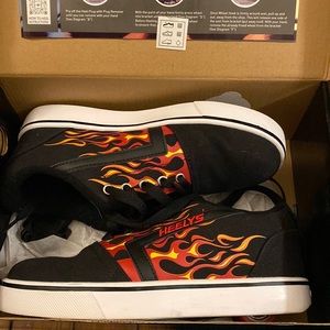 HEELYS sneaker black with FLAME size USA5 UK4 kids